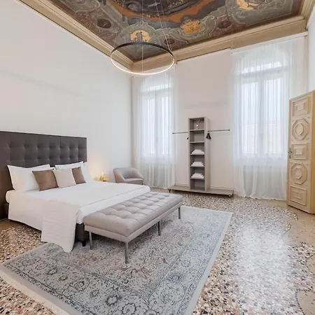 Luxury Calatrava - In Venetian Palazzo Apartment *