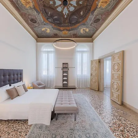 Luxury Calatrava - In Venetian Palazzo Venice